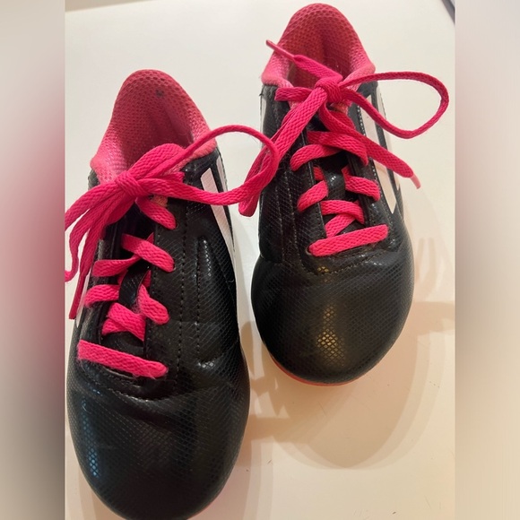 ADIDAS GIRLS BLACK/WHITE/PINK SOCCER CLEATS. SIZE 12 - Picture 4 of 12